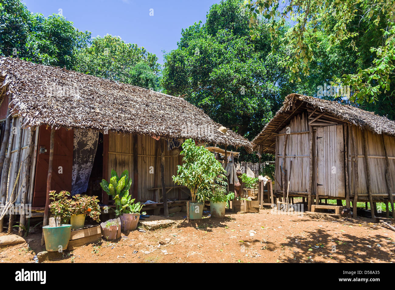 Village typique de Madagascar à Nosy Be, nord de Madagascar Banque D'Images