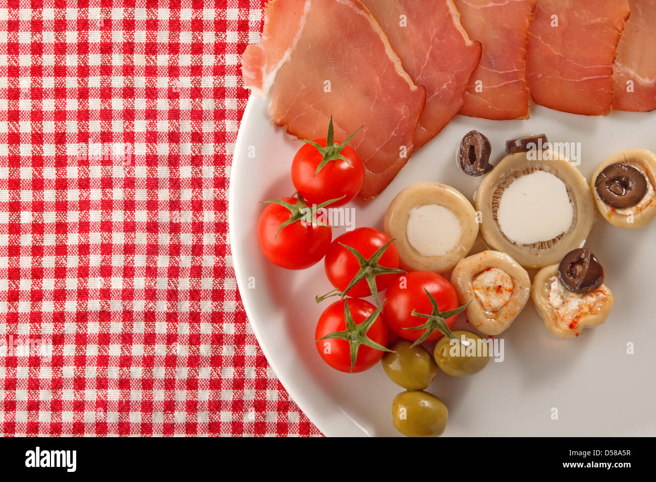 Entrée froide, une assiette d'assortiment de charcuterie traditionnelle  dans les pays méditerranéens Photo Stock - Alamy