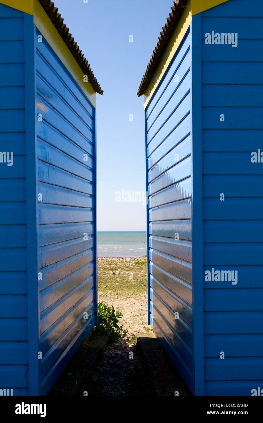 Cabines de plage sur la plage de l'est à Littlehampton, West Sussex Banque D'Images