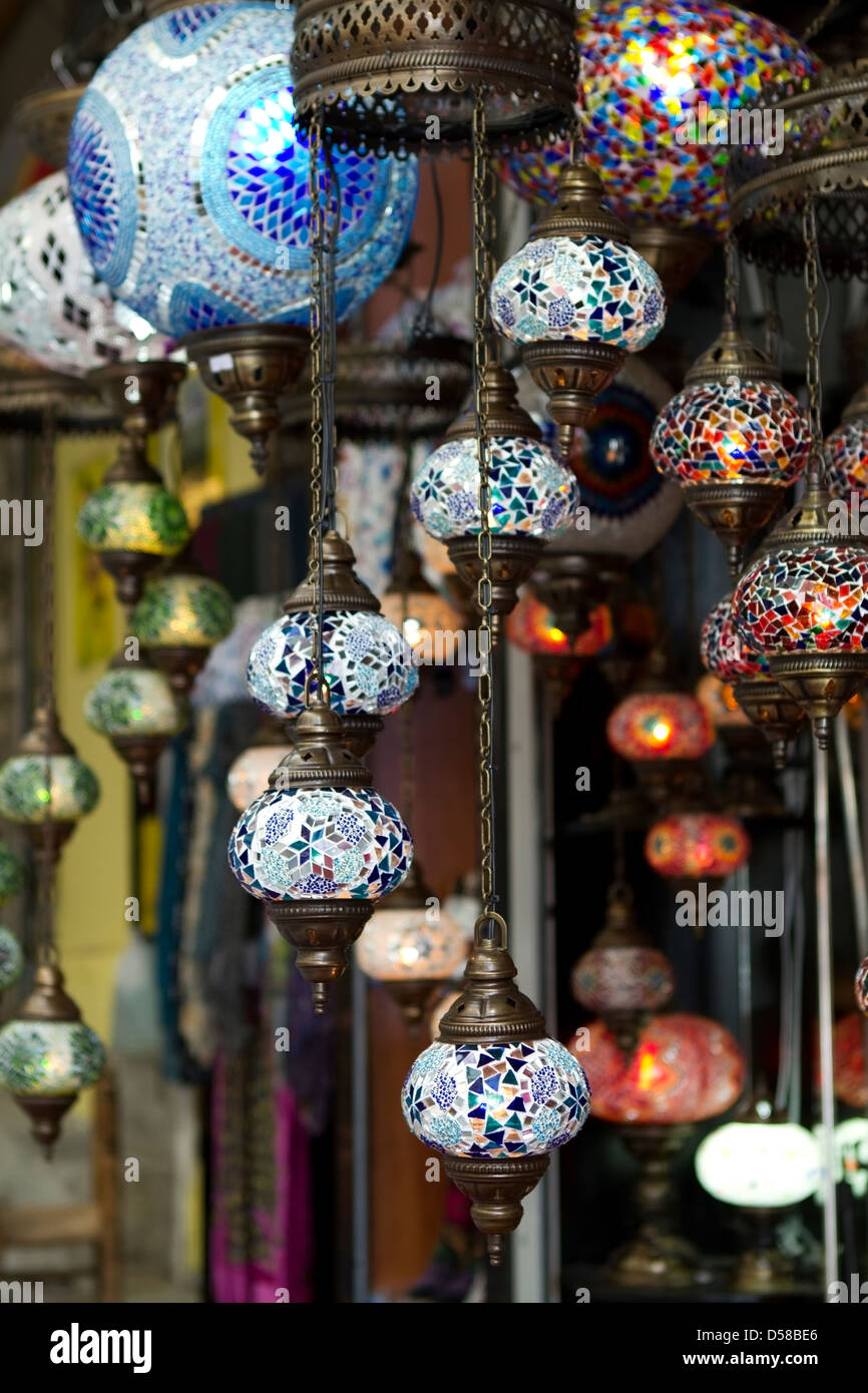 Lampes lustre (turc) à vendre au Grand Bazar à Istanbul, Turquie Photo  Stock - Alamy