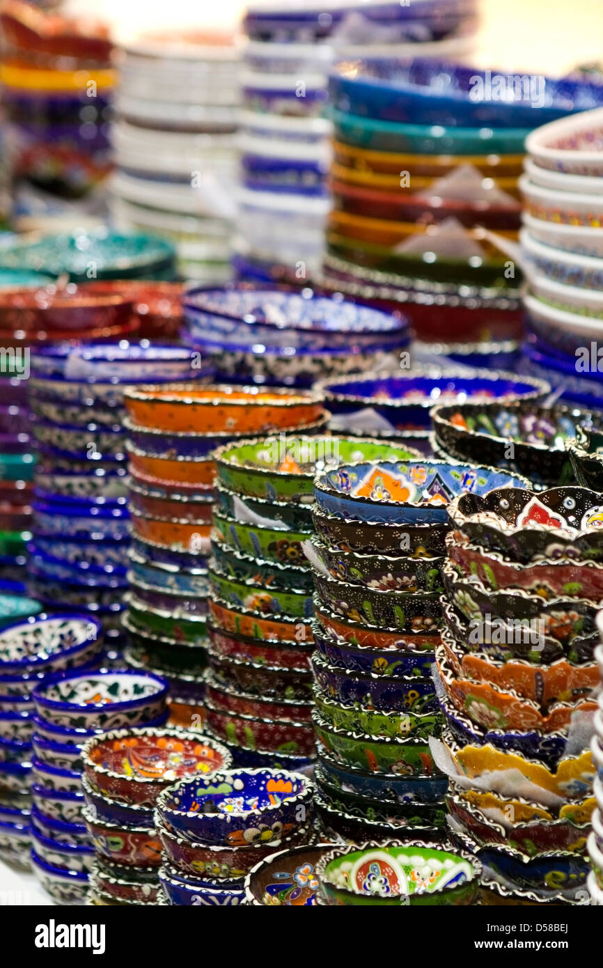 Bols en céramique turque pour la vente au Grand Bazar à Istanbul, Turquie Banque D'Images