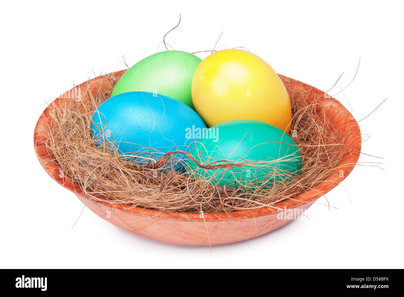 Les oeufs de Pâques multicolores dans un nid isolé sur fond blanc Banque D'Images