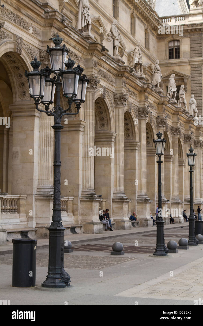 La cour du Musée du Louvre à Paris Banque D'Images