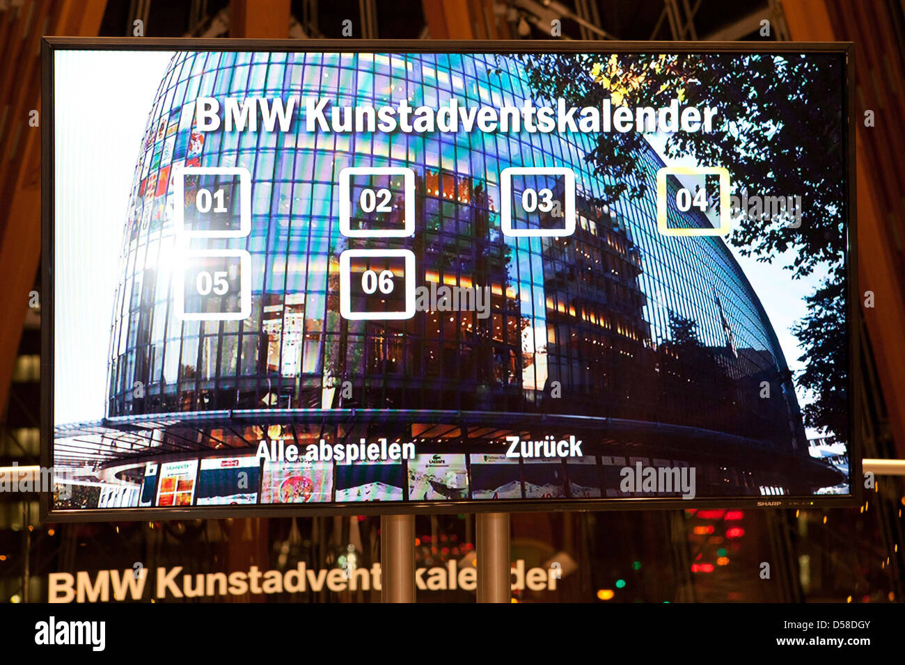 Ambiance à l'ouverture de la fenêtre de la Samsonite Calendrier Calendrier  de l'Avent (BMW) Kunstadventskalender à Weltstadthaus Photo Stock - Alamy