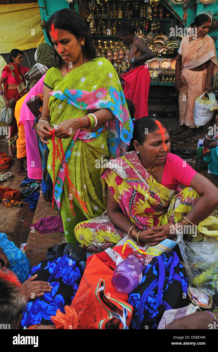 Les femmes à la recherche à sari sur le marché à l'entrée de la principale ghat de Varanasi Banque D'Images