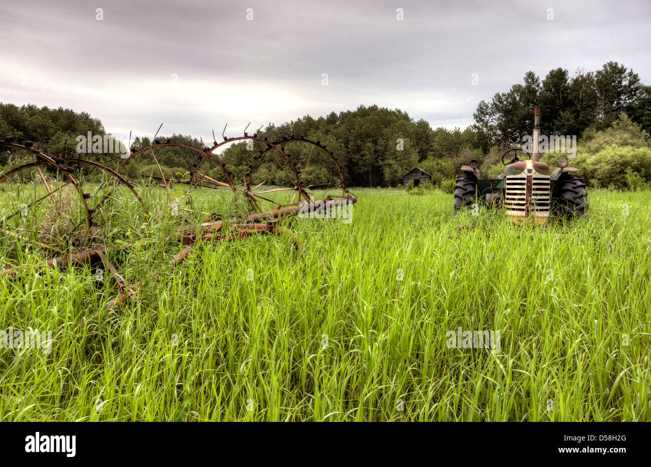 Old Vintage Farm Equipment de longues herbes Saskatchewan Canada Banque D'Images