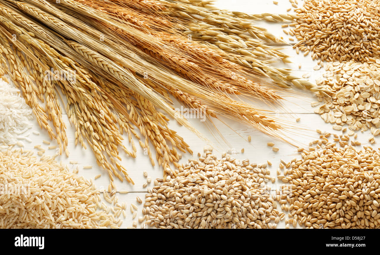 Différents types de céréales et grains contre fond de bois blanc Banque D'Images