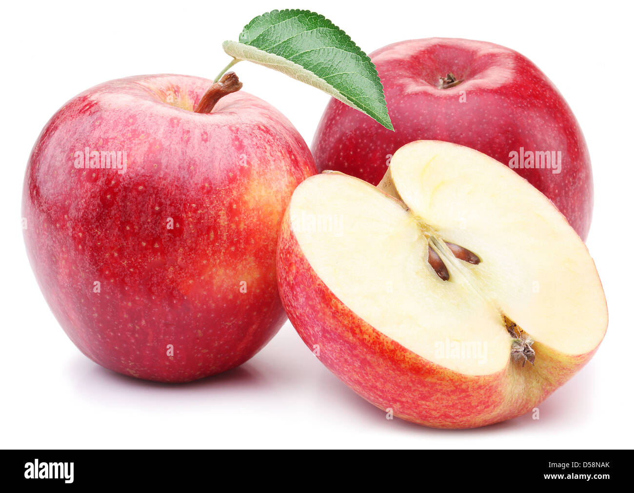 Pomme Rouge avec feuille et coupe sur un fond blanc. Banque D'Images