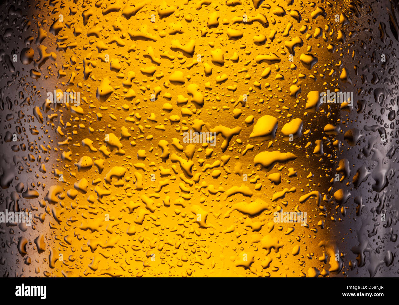 Сlose shot de gouttes sur une bouteille de bière. Banque D'Images