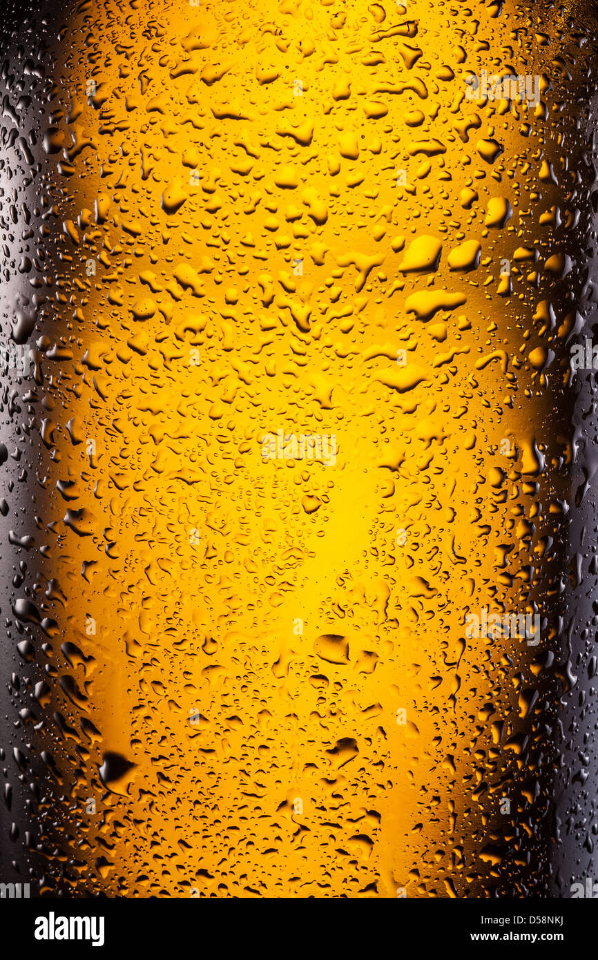 Сlose shot de gouttes sur une bouteille de bière. Banque D'Images