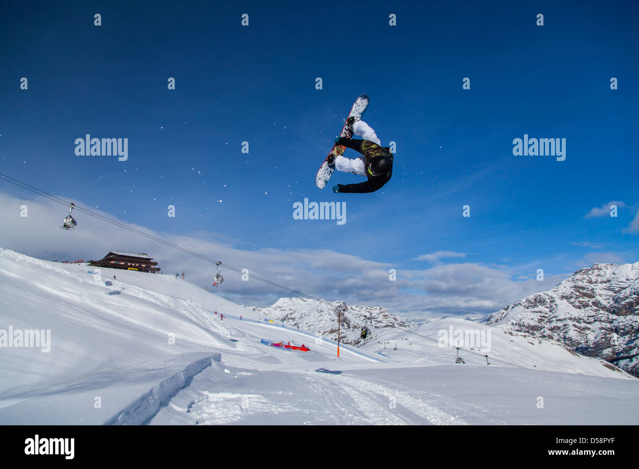 L'équipe suisse de snowboard snowpark Mottolino en formation, Livigno, Italie Banque D'Images