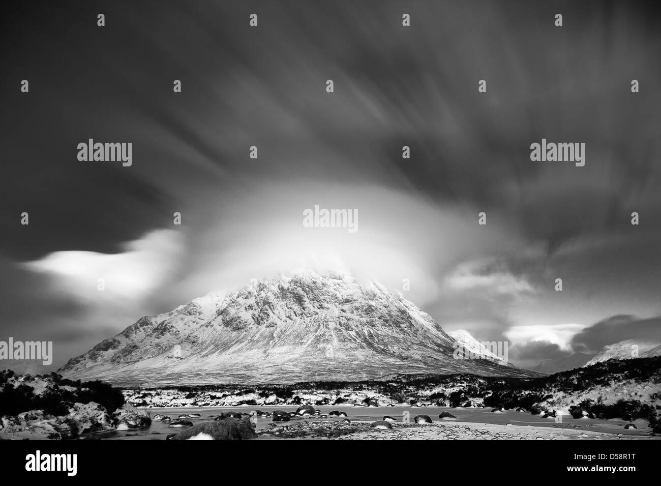 Buachaille Etive Mòr couvertes de neige vu de la rivière Etive dans les Highlands écossais au lever du soleil. Banque D'Images