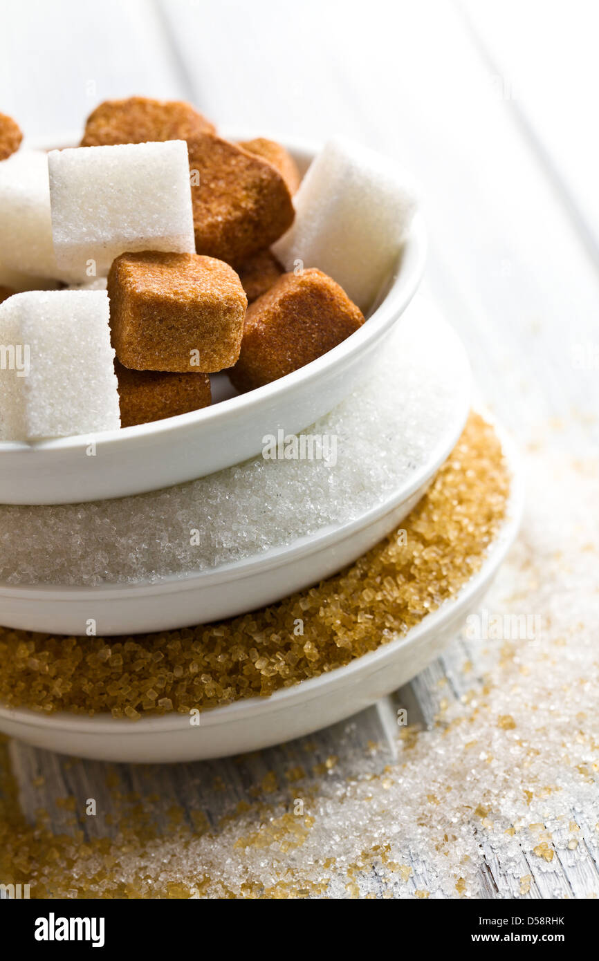 Différents types de sucre dans des bols en céramique Banque D'Images