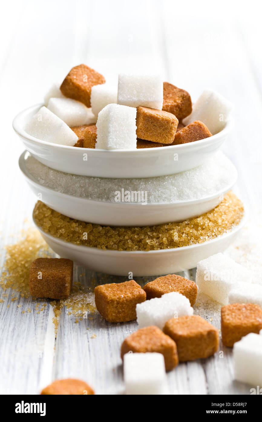 Différents types de sucre dans des bols en céramique Banque D'Images