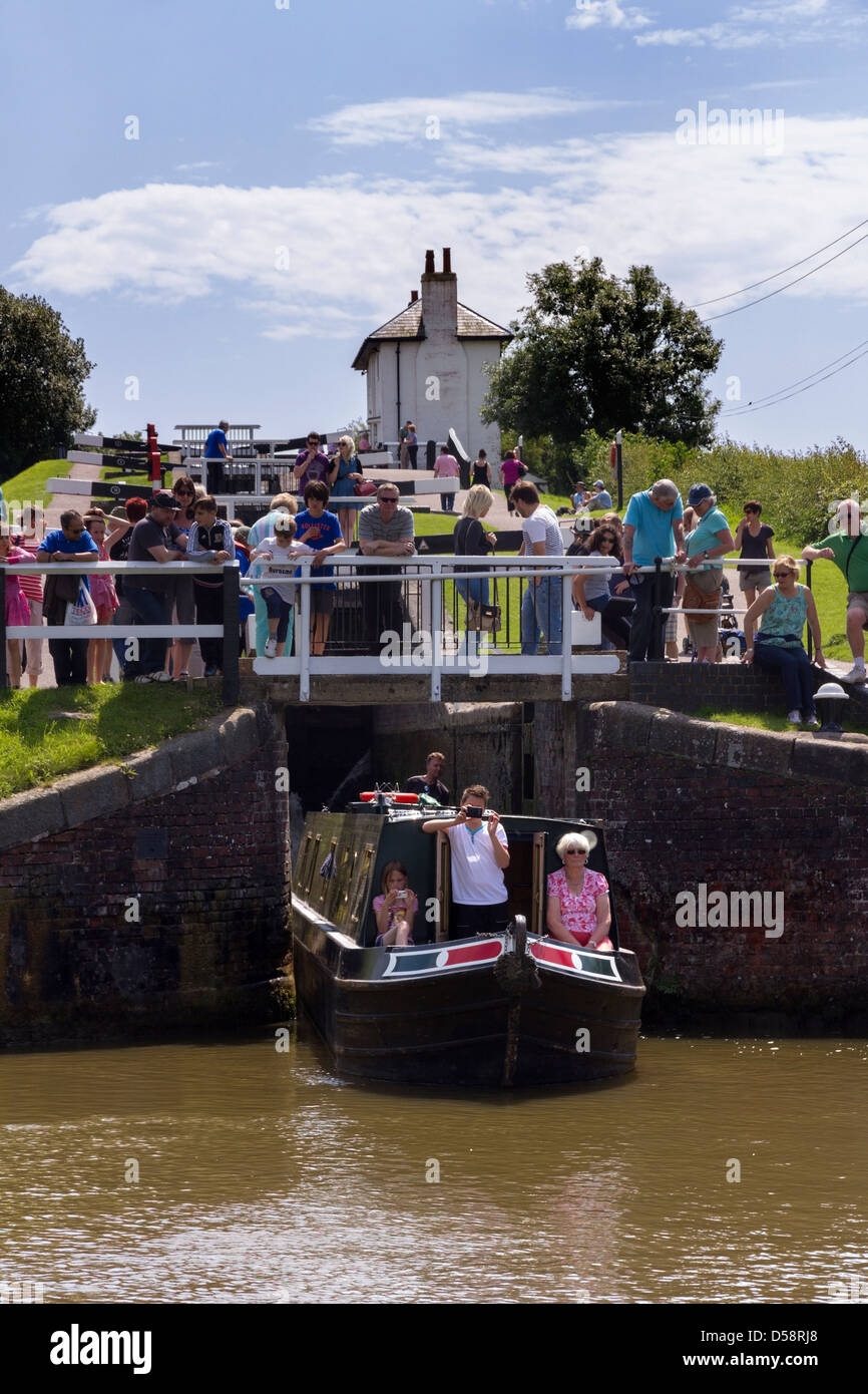 Bateau de plaisance émergeant de l'écluse sur une journée bien remplie à Foxton Locks, Grand Union Canal, Market Harborough, Leicestershire, Angleterre, ROYAUME-UNI Banque D'Images