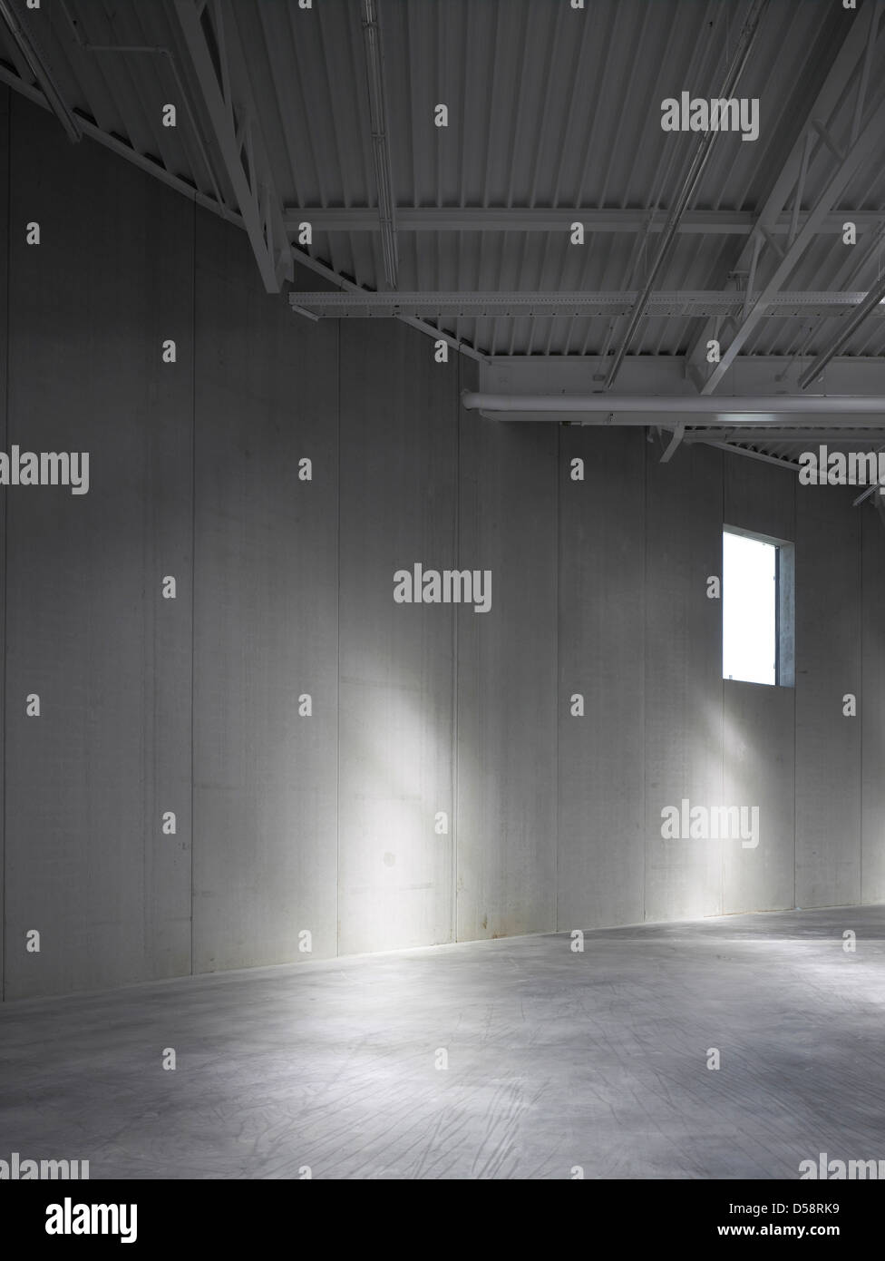 Bâtiment logistique chez Vitra, Weil am Rhein, Allemagne. Architecte : Sanaa, 2012. Jeu de lumière sur le mur de l'entrepôt. Banque D'Images