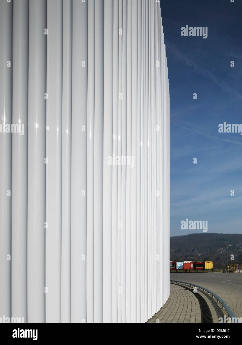 Bâtiment logistique chez Vitra, Weil am Rhein, Allemagne. Architecte : Sanaa, 2012. Close-up Vue de façade avec bey site Banque D'Images
