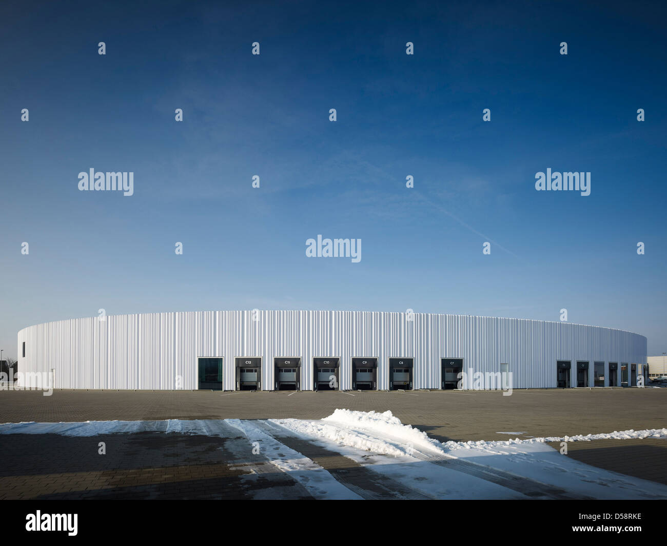 Bâtiment logistique chez Vitra, Weil am Rhein, Allemagne. Architecte : Sanaa, 2012. Bâtiment logistique ovale avec quais de chargement je Banque D'Images