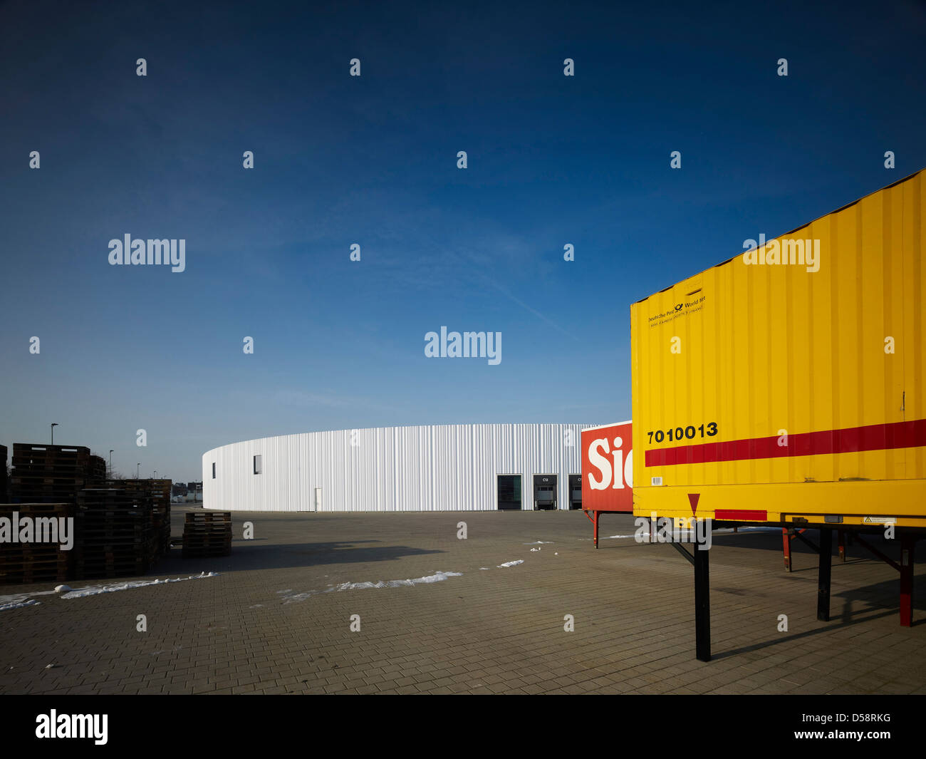 Bâtiment logistique chez Vitra, Weil am Rhein, Allemagne. Architecte : Sanaa, 2012. Vue partielle de la livraison des conteneurs et buil Banque D'Images
