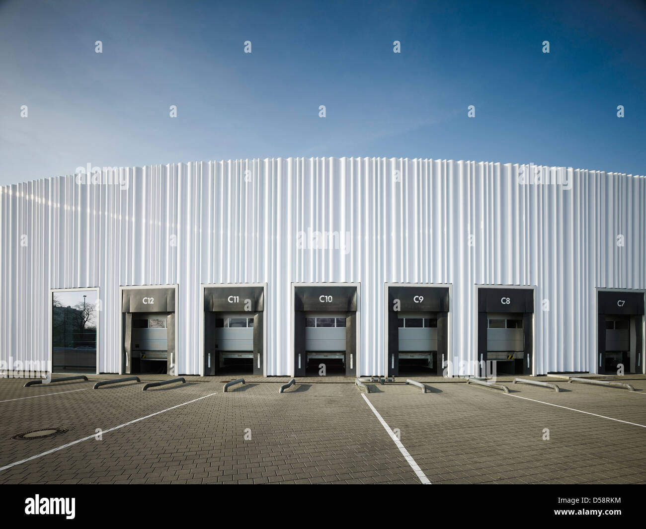 Bâtiment logistique chez Vitra, Weil am Rhein, Allemagne. Architecte : Sanaa, 2012. La façade de l'immeuble, avec chaque quai de chargement Banque D'Images