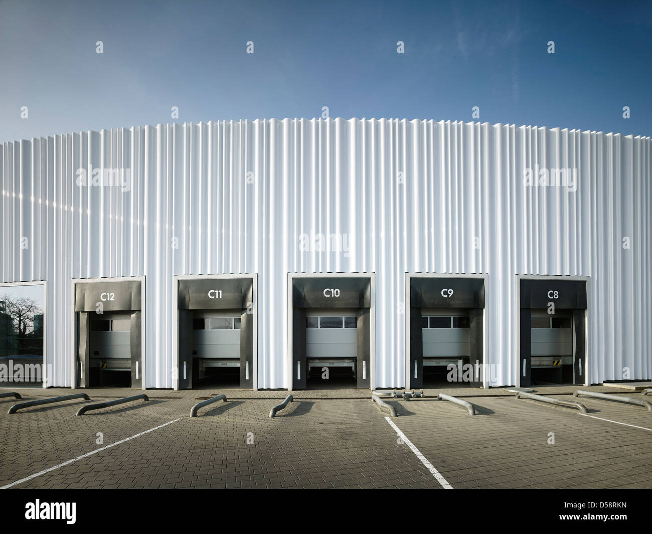 Bâtiment logistique chez Vitra, Weil am Rhein, Allemagne. Architecte : Sanaa, 2012. La façade de l'immeuble, avec chaque quai de chargement Banque D'Images