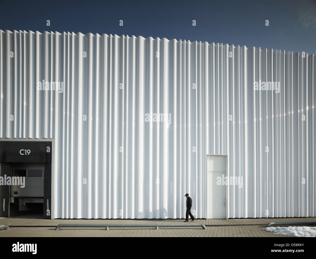 Bâtiment logistique chez Vitra, Weil am Rhein, Allemagne. Architecte : Sanaa, 2012. La façade de l'immeuble avec quai de chargement et d'un seul Banque D'Images