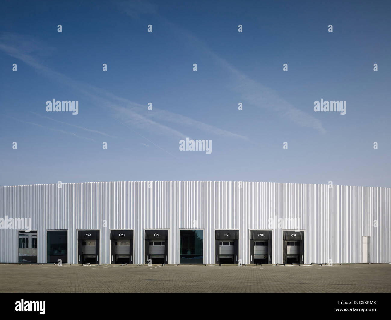 Bâtiment logistique chez Vitra, Weil am Rhein, Allemagne. Architecte : Sanaa, 2012. La façade de l'immeuble, avec chaque quai de chargement Banque D'Images