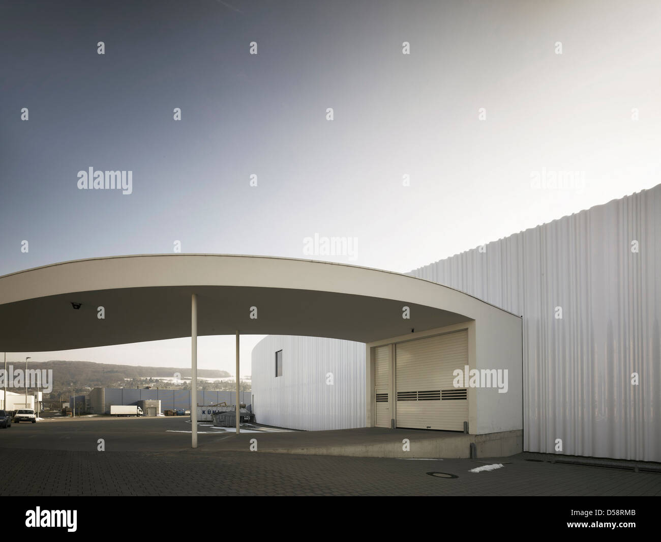 Bâtiment logistique chez Vitra, Weil am Rhein, Allemagne. Architecte : Sanaa, 2012. Curved canopy menant au portail de livraison wit Banque D'Images