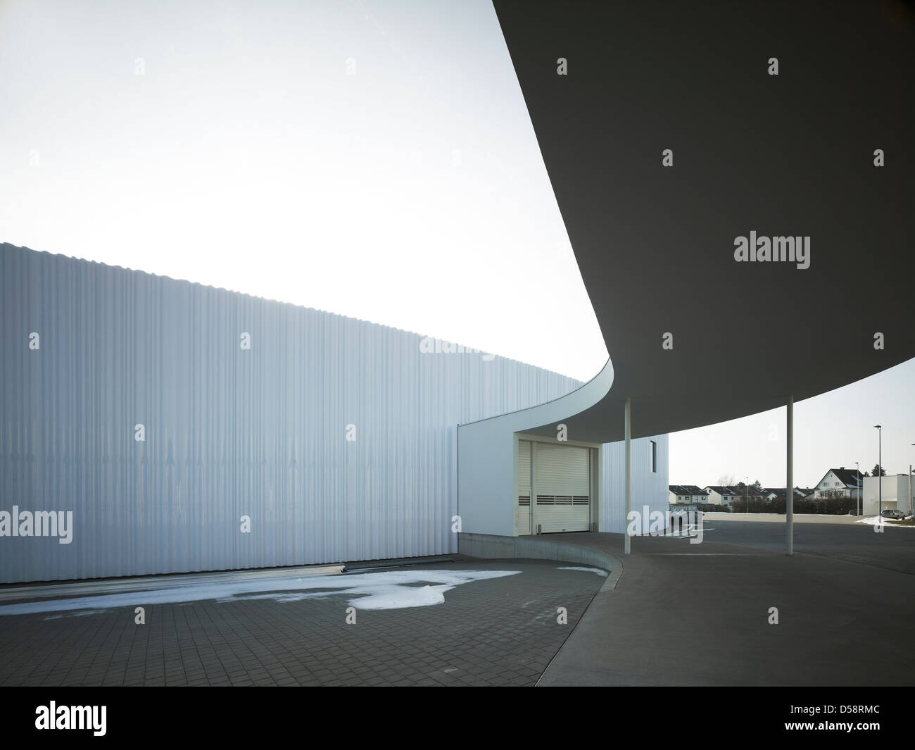 Bâtiment logistique chez Vitra, Weil am Rhein, Allemagne. Architecte : Sanaa, 2012. Curved canopy menant au portail de livraison. Banque D'Images