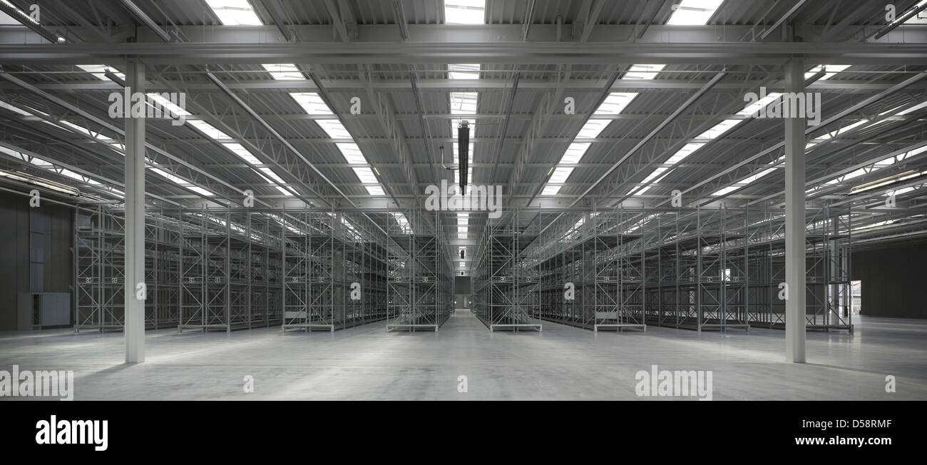 Bâtiment logistique chez Vitra, Weil am Rhein, Allemagne. Architecte : Sanaa, 2012. Vue panoramique de l'intérieur de l'entrepôt vide. Banque D'Images
