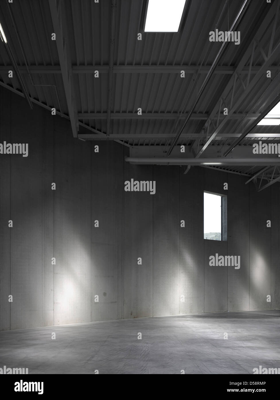 Bâtiment logistique chez Vitra, Weil am Rhein, Allemagne. Architecte : Sanaa, 2012. Jeu de lumière sur le mur de l'entrepôt. Banque D'Images