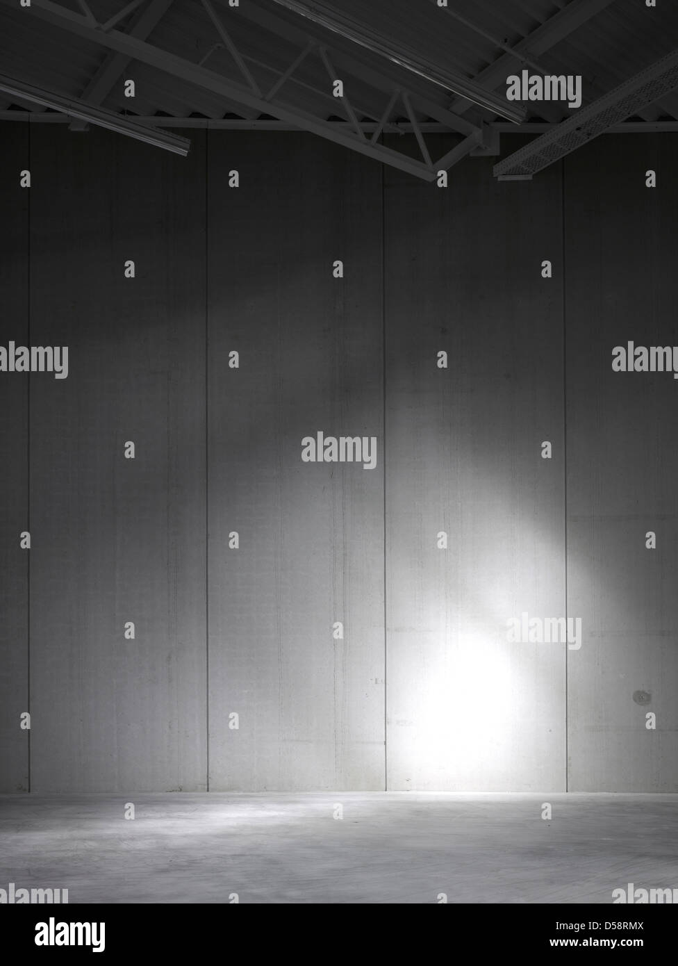 Bâtiment logistique chez Vitra, Weil am Rhein, Allemagne. Architecte : Sanaa, 2012. Jeu de lumière sur le mur de l'entrepôt. Banque D'Images