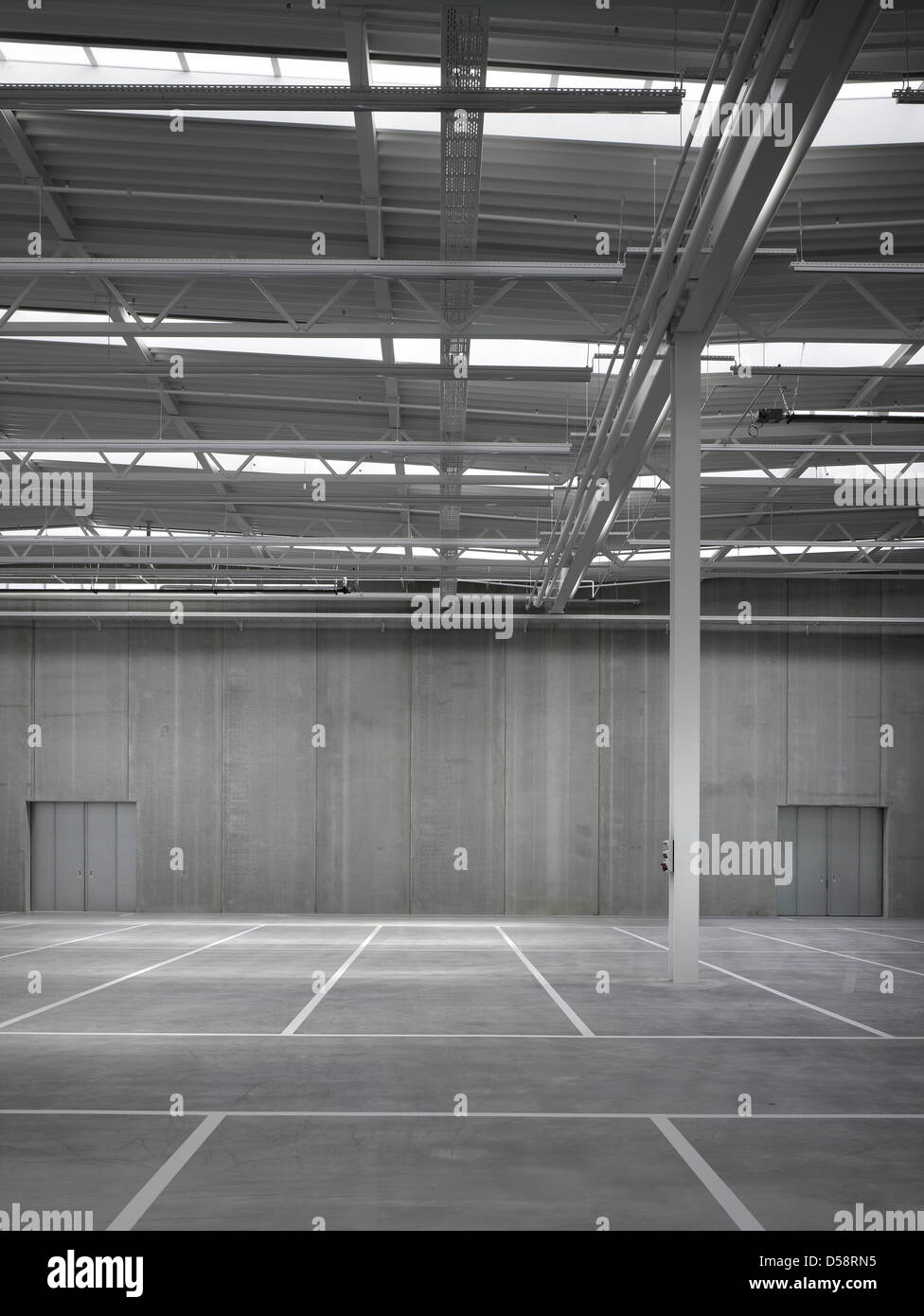 Bâtiment logistique chez Vitra, Weil am Rhein, Allemagne. Architecte : Sanaa, 2012. Détail de l'entrepôt vide avec de l'acier de l'espace f Banque D'Images