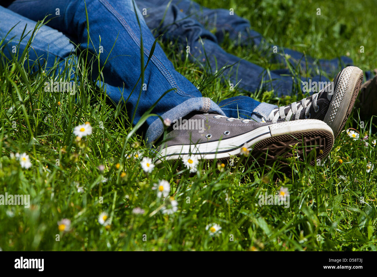 Pas de détente des jeunes un champ d'herbe Banque D'Images