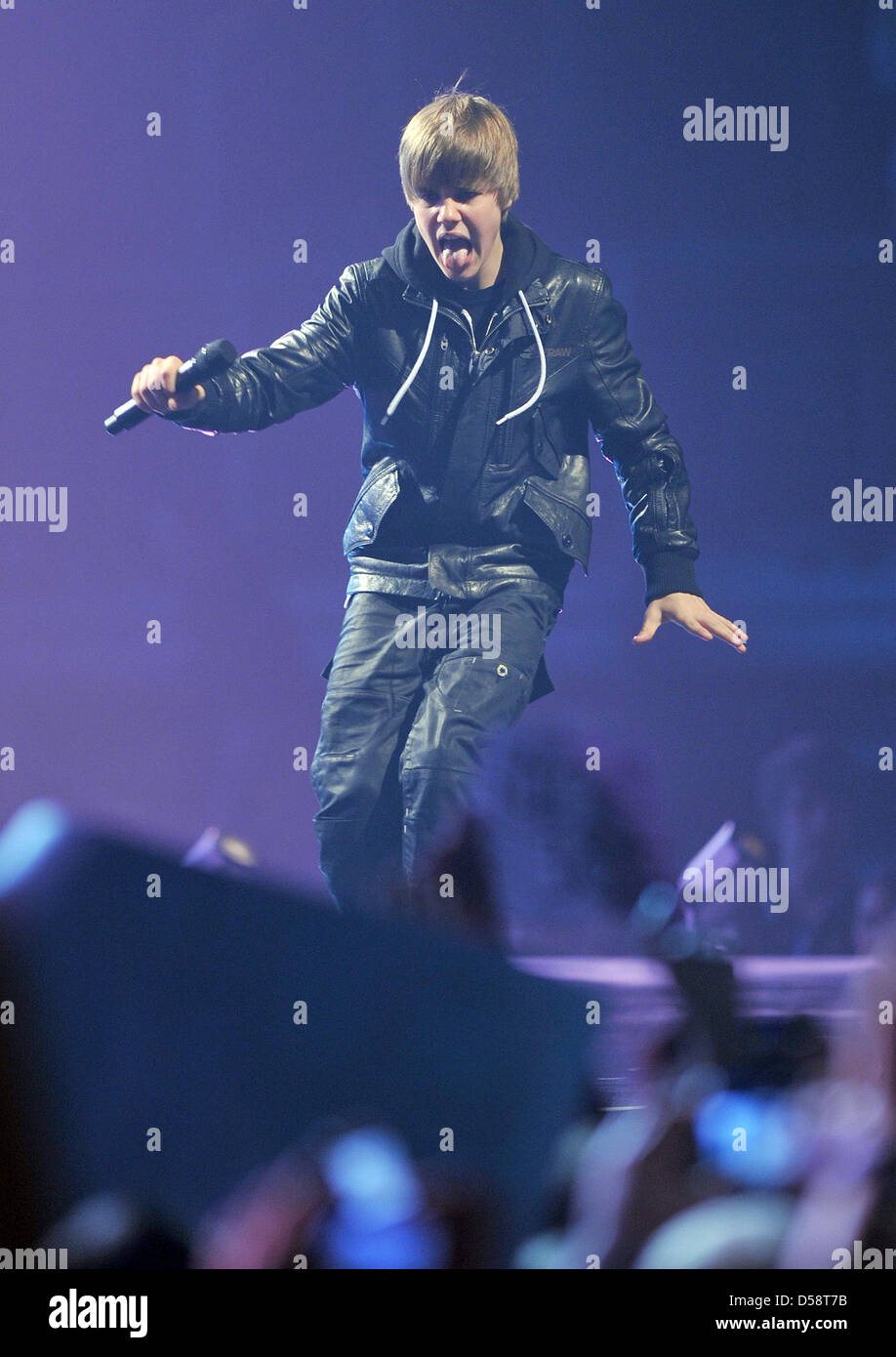 Le chanteur canadien Justin Bieber effectue pendant la VIVA Comet 2010 Koenig-Pilsener music Award à 'Arena' à Oberhausen, Allemagne, 21 mai 2010. Chaîne musicale VIVA awards les prix dans huit catégories. Photo : Joerg Carstensen Banque D'Images