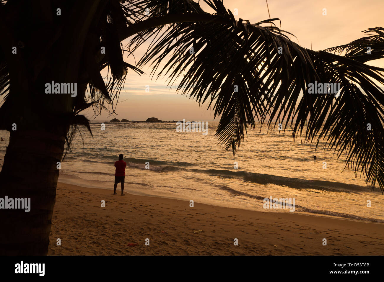 Man enjoying coucher du soleil sur la plage de Hikkaduwa dans le sud de Sri Lanka Banque D'Images