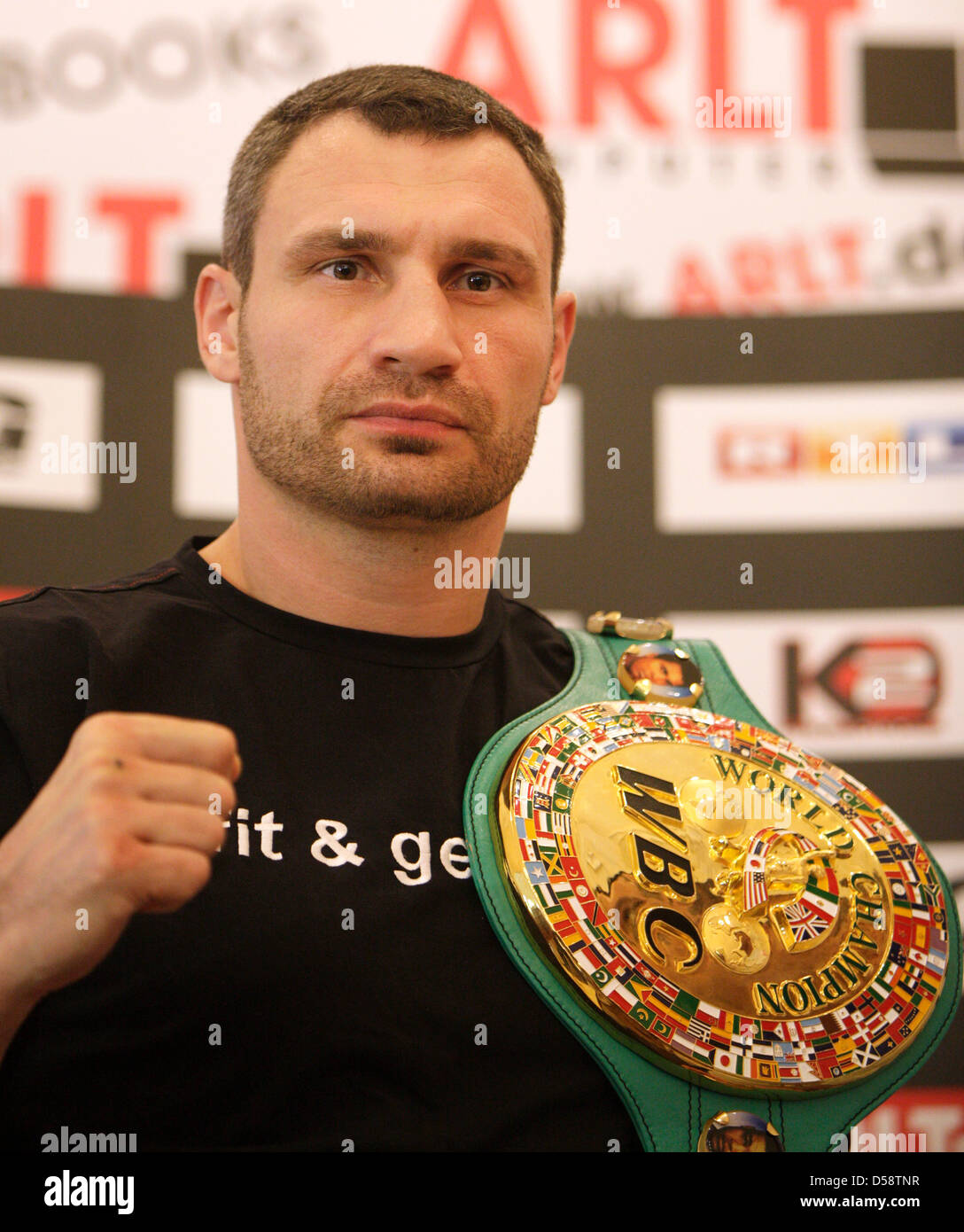 Vitali Klitschko lors d'une conférence de presse à l'tadtgarten» à Essen, Allemagne, 24 mai 2010. Champion du Monde WBC Vitali Klitschko veut défendre son titre contre-poids lourds Albert Sosnowski dans un combat qui aura lieu au Veltins Arena à Gelsenkirchen le 29 mai 2010. Photo : ROLF VENNENBERND Banque D'Images