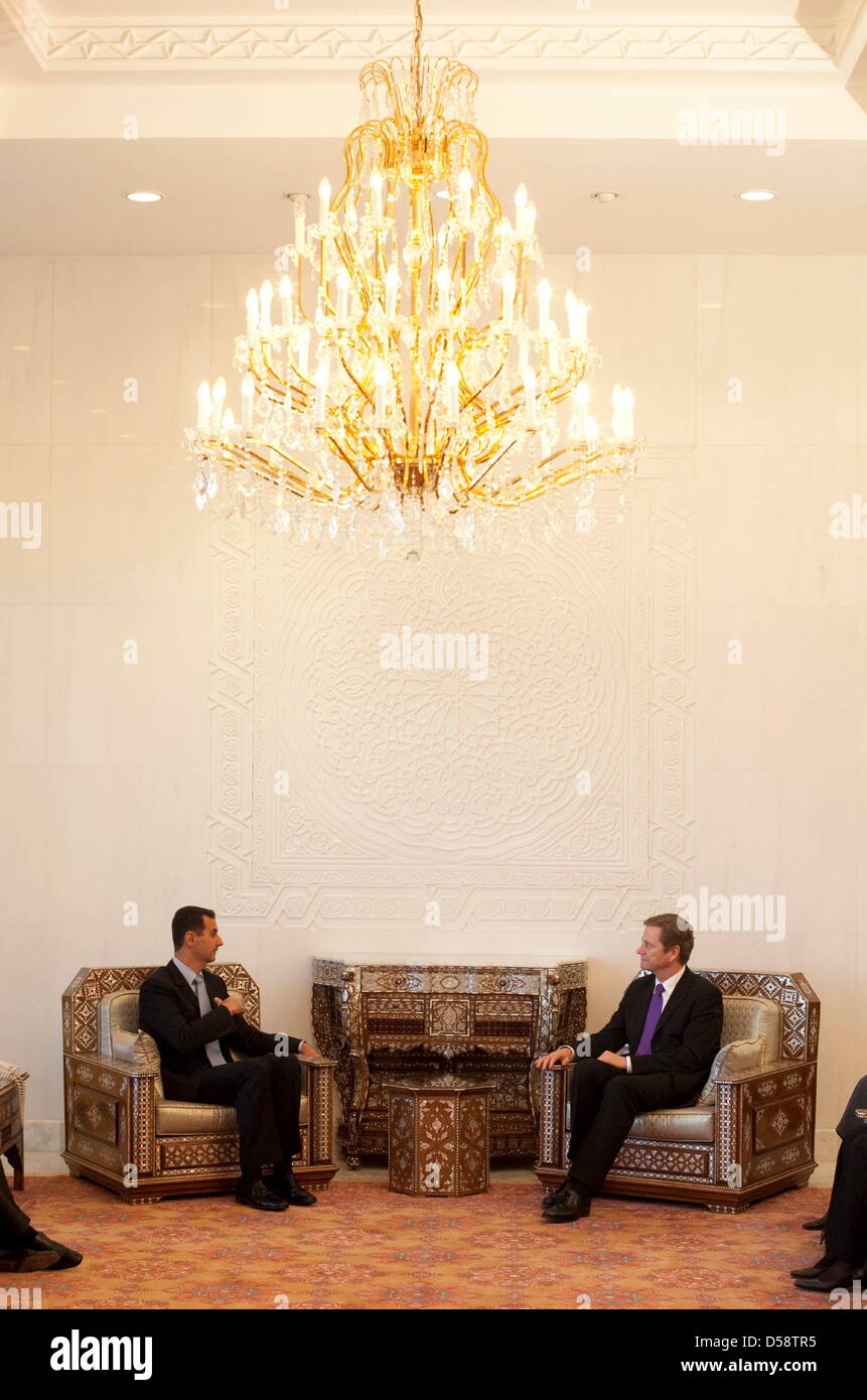 Le ministre des Affaires étrangères allemand Guido Westerwelle (R) rencontre avec le Président Baschar al-Assad à Damas, Syrie, 23 mai 2010. Le processus de paix au Moyen-Orient et le conflit sur le programme nucléaire iranien ont été à l'ordre du jour de leurs pourparlers. Photo : Thomas Trutschel/ photothek.net Banque D'Images