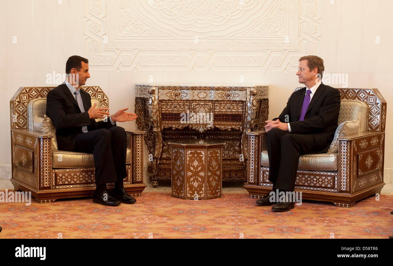 Le ministre des Affaires étrangères allemand Guido Westerwelle (R) rencontre avec le Président Baschar al-Assad à Damas, Syrie, 23 mai 2010. Le processus de paix au Moyen-Orient et le conflit sur le programme nucléaire iranien ont été à l'ordre du jour de leurs pourparlers. Photo : Thomas Trutschel/ photothek.net Banque D'Images
