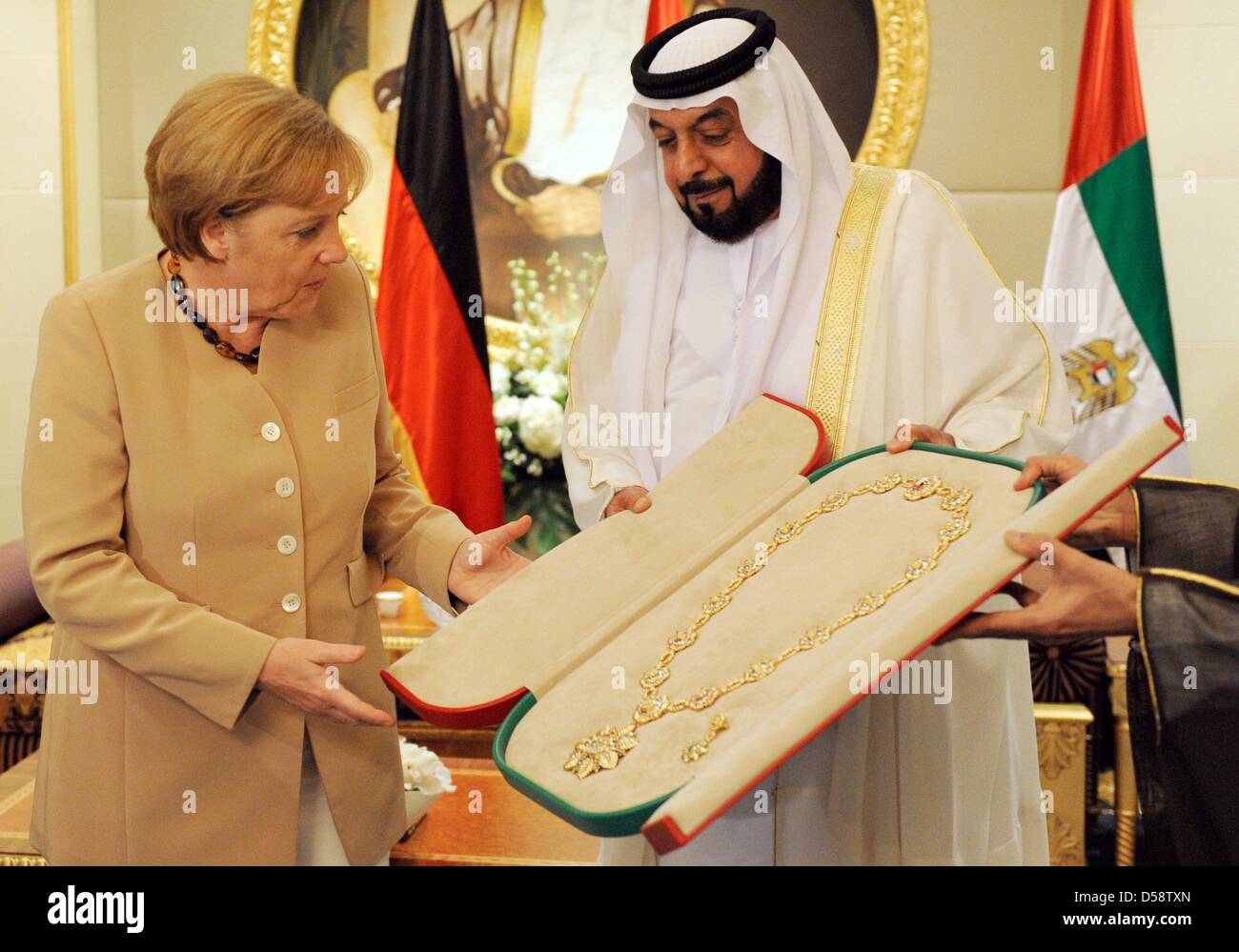 La chancelière allemande Angela Merkel reçoit le Cheikh a dit le président de l'UAE médaille par Cheikh Khalifa bin Zayed Al Nahyan, Président de l'Al Mushrif's Palace à Abu Dhabi, Emirats arabes unis (EAU), 25 mai 2010. Merkel se rendra dans quatre des six pays du Conseil de coopération du Golfe jusqu'au 27 mai 2010 pour améliorer les liens économiques et politiques. Poto : RAINER JENSEN Banque D'Images