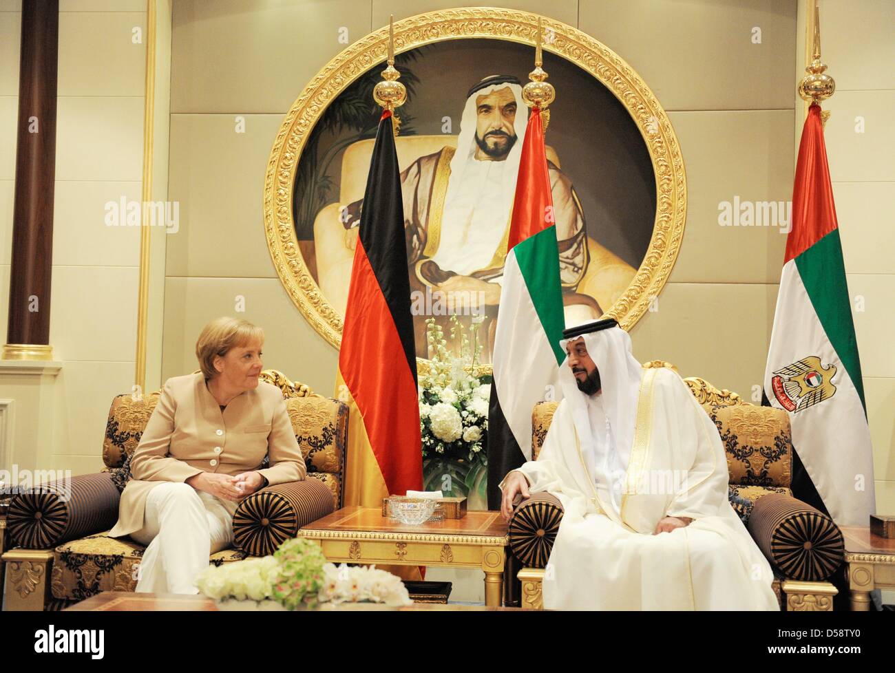 La chancelière allemande Angela Merkel s'entretient avec le président des EAU, Cheikh Khalifa bin Zayed Al Nahyan, Président de l'Al Mushrif's Palace à Abu Dhabi, Emirats arabes unis (EAU), 25 mai 2010. Merkel se rendra dans quatre des six pays du Conseil de coopération du Golfe jusqu'au 27 mai 2010 pour améliorer les liens économiques et politiques. Poto : RAINER JENSEN Banque D'Images