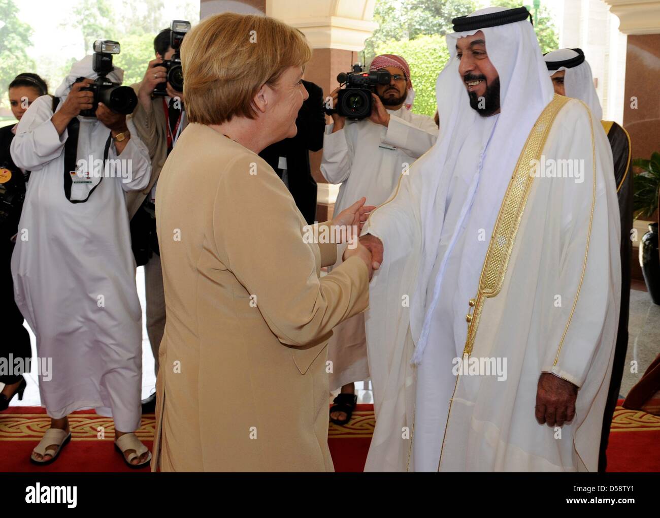 La chancelière allemande, Angela Merkel, est accueilli par le président des EAU, Cheikh Khalifa bin Zayed Al Nahyan, Président de l'Al Mushrif's Palace à Abu Dhabi, Emirats arabes unis (EAU), 25 mai 2010. Merkel se rendra dans quatre des six pays du Conseil de coopération du Golfe jusqu'au 27 mai 2010 pour améliorer les liens économiques et politiques. Poto : RAINER JENSEN Banque D'Images