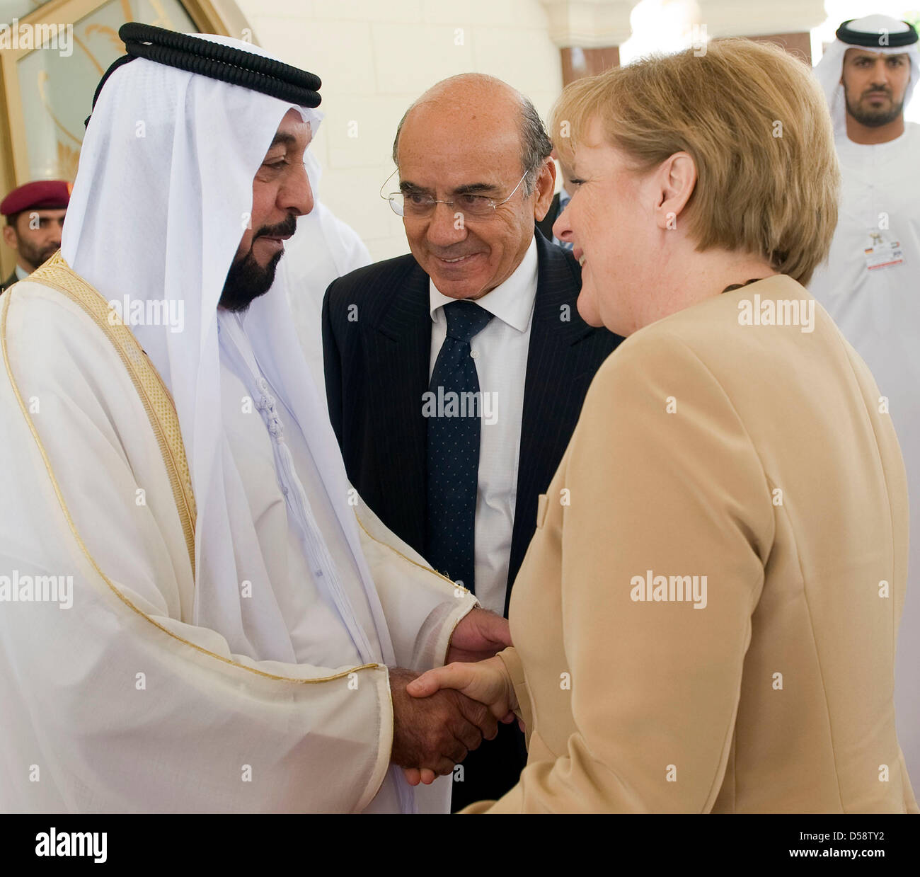 La chancelière allemande, Angela Merkel, est accueilli par le président des EAU, Cheikh Khalifa bin Zayed Al Nahyan (L) dans l'Al Mushrif Palace du Président à Abu Dhabi, Emirats arabes unis (EAU), 25 mai 2010. Merkel se rendra dans quatre des six pays du Conseil de coopération du Golfe jusqu'au 27 mai 2010 pour améliorer les liens économiques et politiques. Poto : Bundesregierung / Bergmann Banque D'Images