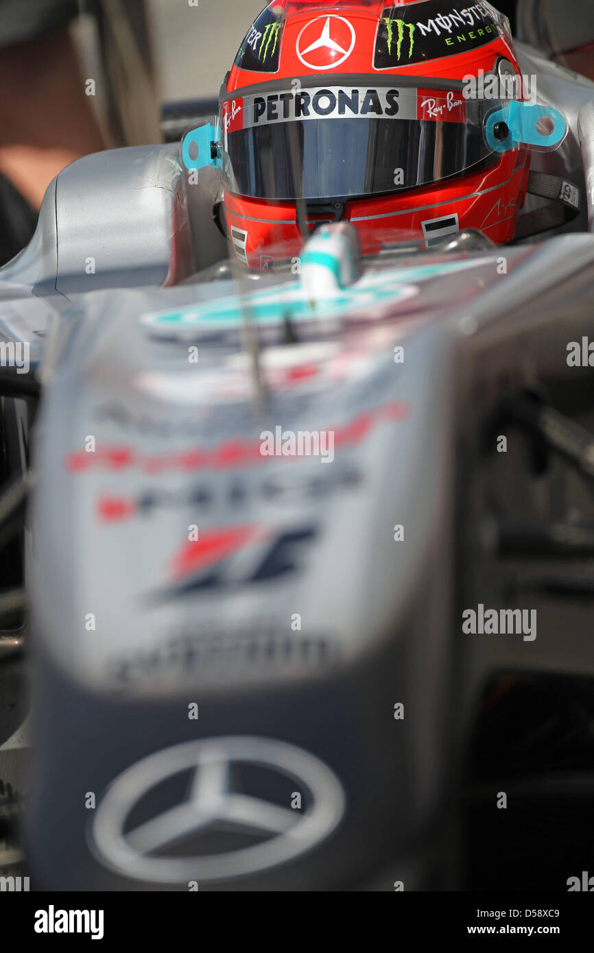 Le pilote allemand Michael Schumacher de Mercedes GP oriente sa voiture au cours de la première session d'essais pour le Grand Prix à Istanbul Park près de Istanbul, Turquie, 28 mai 2010. Le 2010 Grand Prix de Turquie de Formule 1 aura lieu le 30 mai. Photo : Jan Woitas Banque D'Images