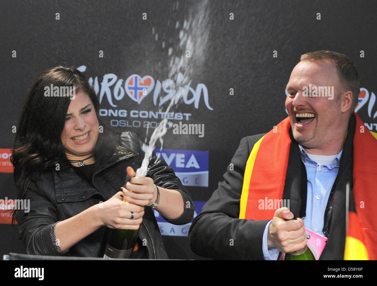 Lena Meyer-Landrut représentant l'Allemagne est le gagnant de l'Eurovision à Oslo, 29 mai 2010. Elle célèbre la victoire de l'après-show-partie avec German TV-présentateur et promoteur Stefan Raab (L). Photo : Joerg Carstensen Banque D'Images