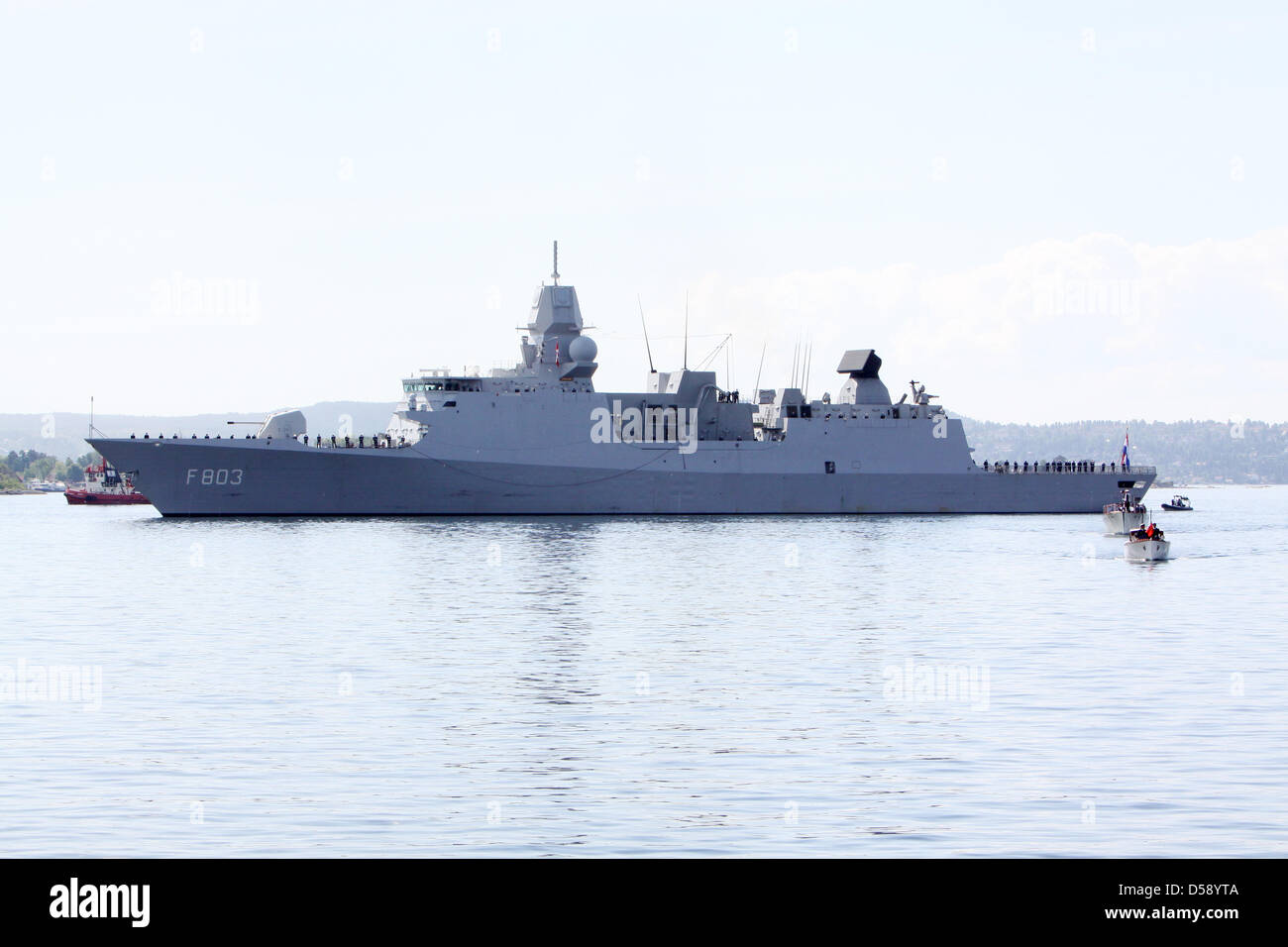 La Reine Beatrix des Pays-Bas arrive avec la frégate Hr. Mme Tromp dans le port d'Oslo, Norvège, 01 juin 2010. La Reine Beatrix est sur une visite d'Etat de trois jours en Norvège. Photo : Patrick van Katwijk Banque D'Images