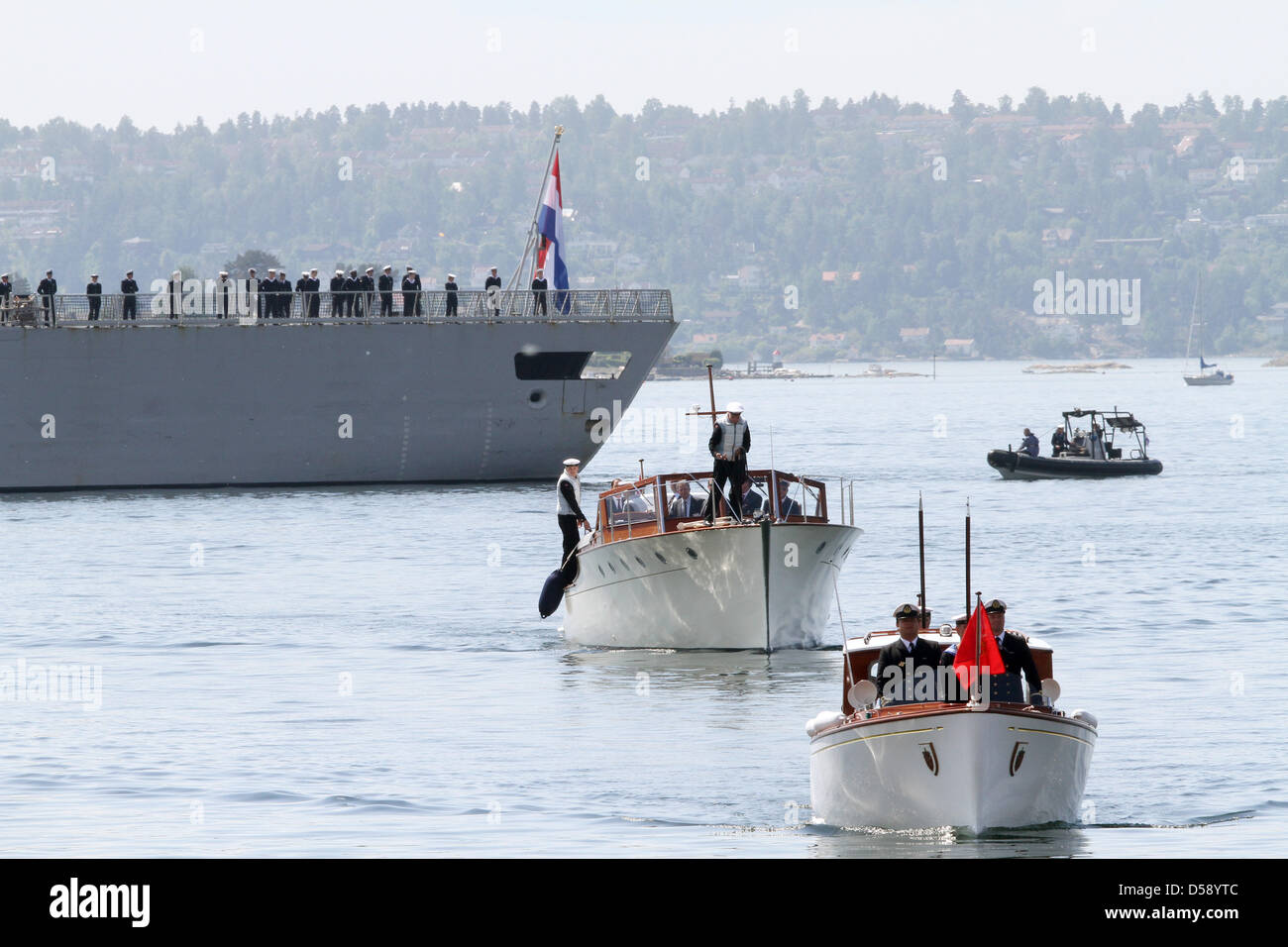 La Reine Beatrix des Pays-Bas (non représenté) arrive avec la frégate Hr. Mme Tromp dans le port d'Oslo, Norvège, 01 juin 2010. La Reine Beatrix est sur une visite d'Etat de trois jours en Norvège. Photo : Patrick van Katwijk Banque D'Images