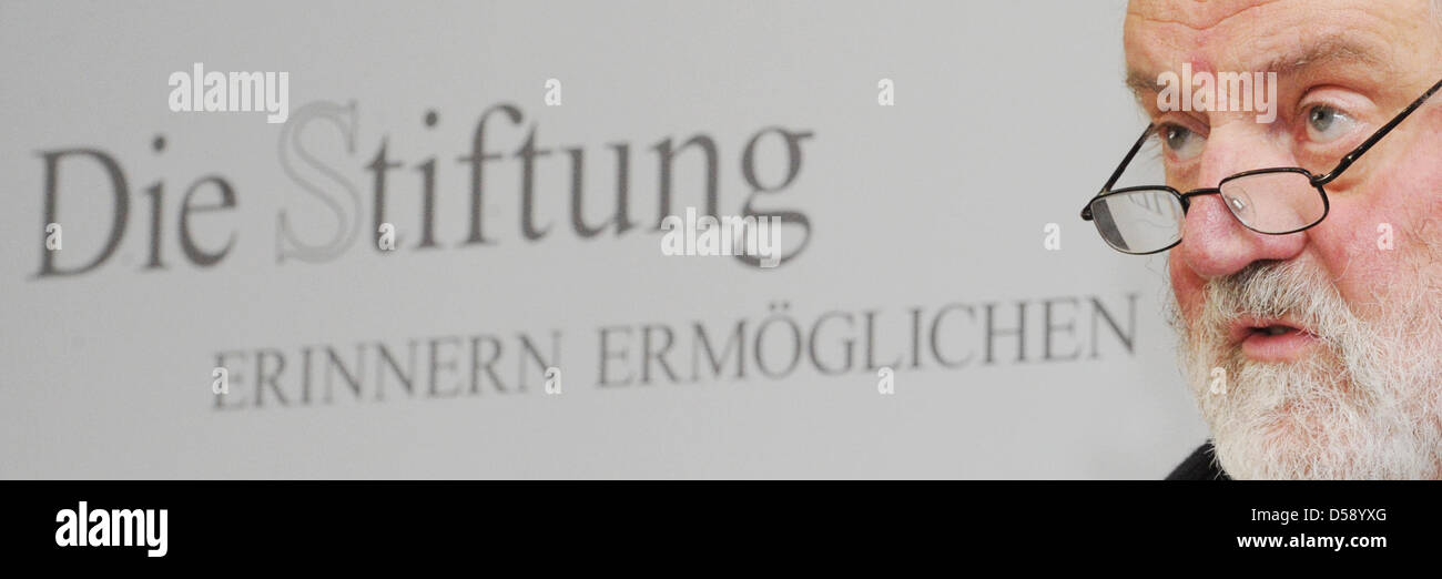 Entrepreneur Erich Bethe prend la parole à l'école suis Katernberg secondaires modernes à Wuppertal, Allemagne, 02 juin 2010. Sa femme, Bethe et Rhénanie du Nord-Westphalie's Premier ministre a annoncé la création de la fondation 'Erinnern ermoeglichen' ('activer la mémoire') qui permet aux élèves de se rendre à Auschwitz à l'expérience et d'apprendre au sujet de l'holocauste sur place. Photo : JULIAN STRA Banque D'Images