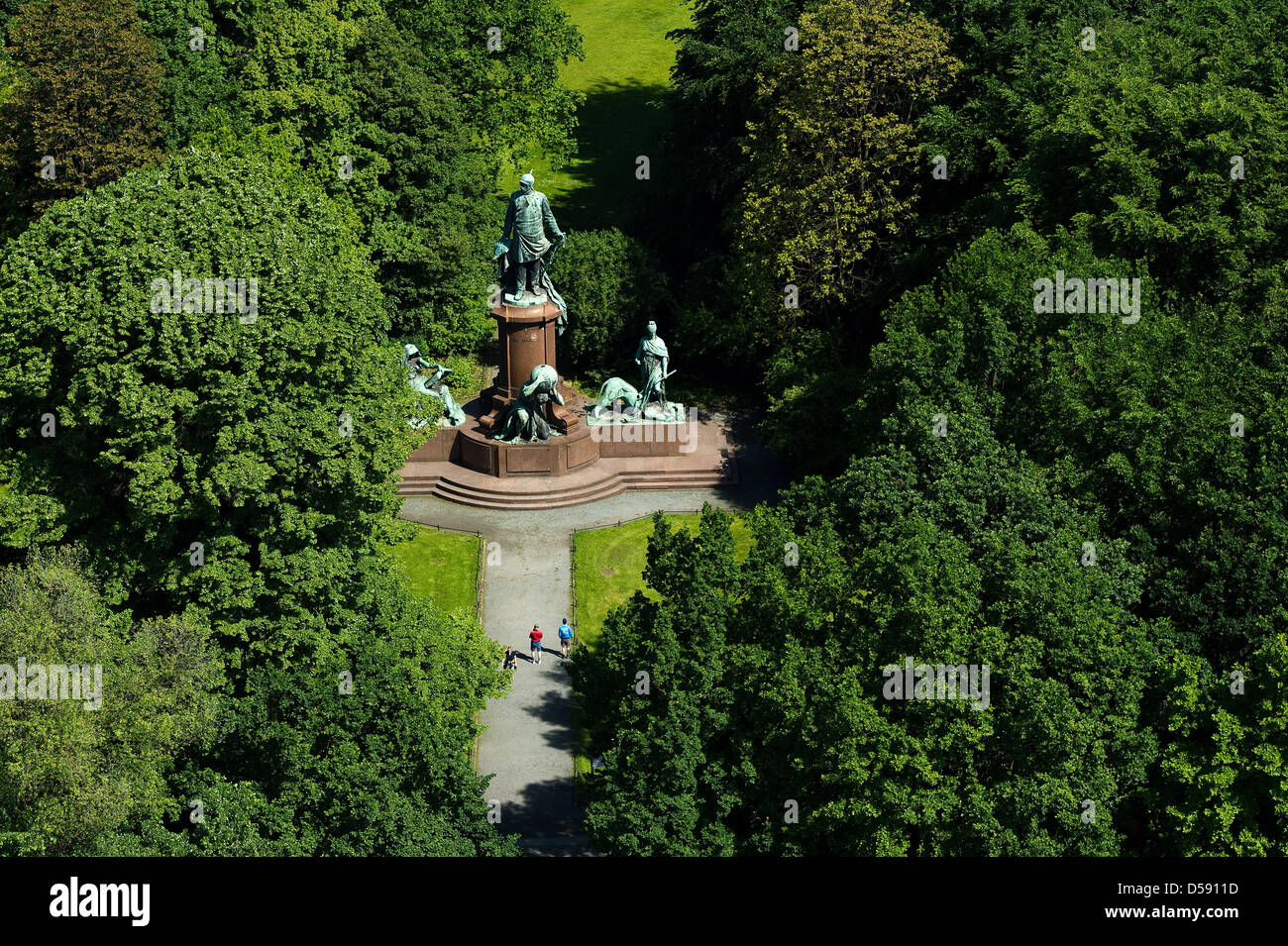 Le monument d'Otto von Bismarck, ancien chancelier de l'Empire allemand (1815-1898), se dresse au milieu des arbres verts à Berlin, Allemagne, 3 juin 2010. Photo : ARNO BURGI Banque D'Images