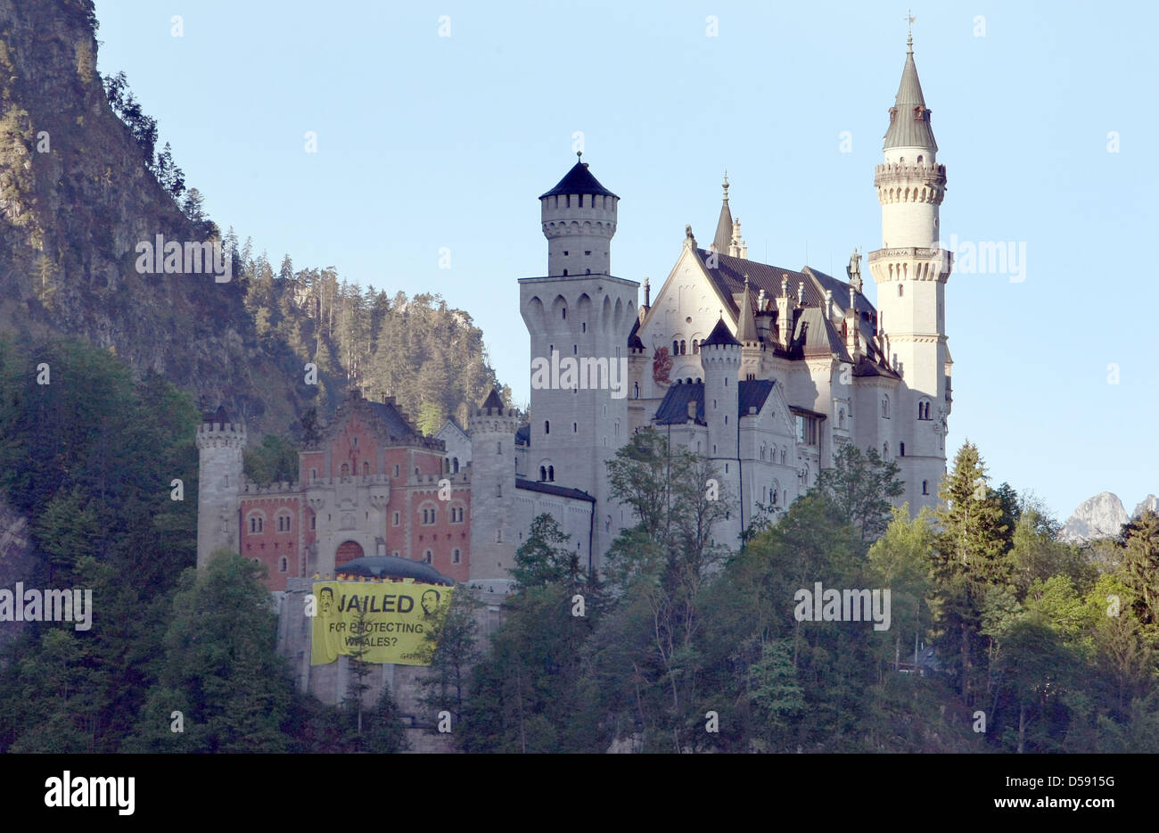 Des militants de Greenpeace Canada une bannière avec des photos de Junichi Sato et Toru Suzuki lire 'Pas de contes de fées - Anti-baleiniers sont menacés de prison au Japon" au château de Neuschwanstein près de Füssen, Allemagne, 05 juin 2010. Greenpeace appuie une libération des deux militants anti-wahling japonais qui sont menacés de peines de prison sévères. Photo : Karl-Joserf Opim Banque D'Images